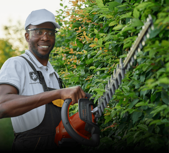 Jardineiro da prodetech simbolizando o serviço de terceirização de facilities