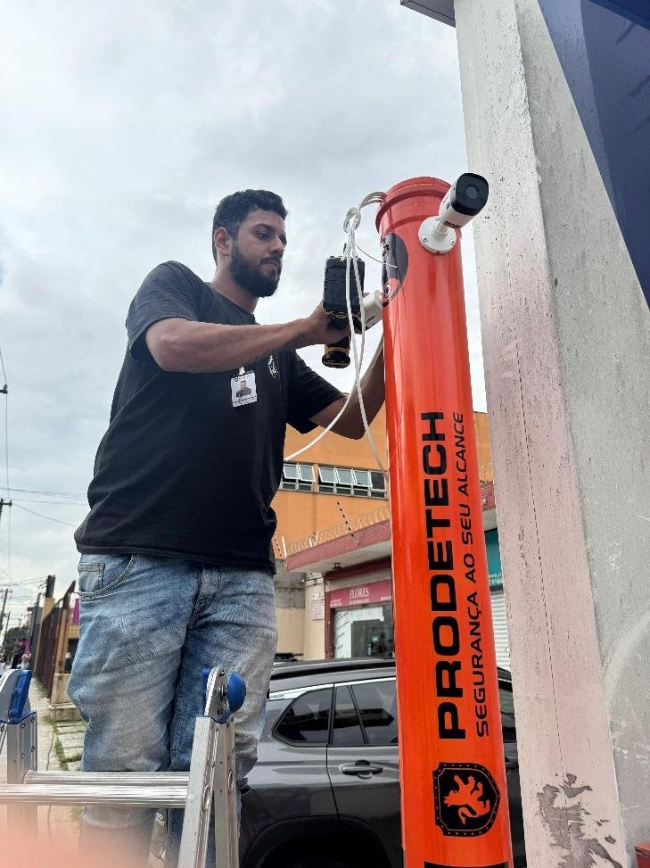 Equipe da Prodetech instalando torre de vigilância em área urbana