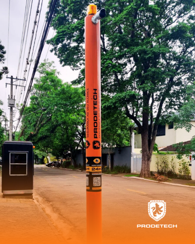 Torre de vigilância da Prodetech instalada em bairro residencial.